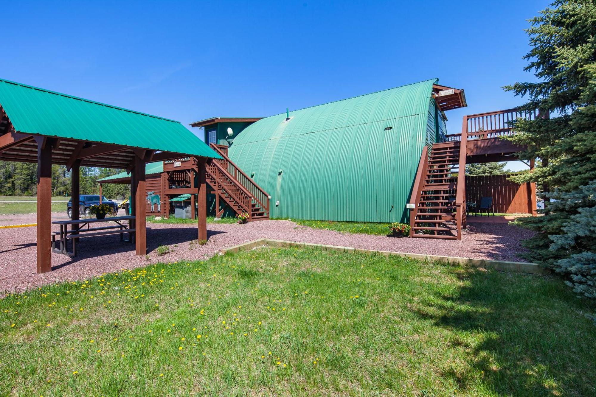 Sky Eco - Glacier General Store And Cabins Coram Kültér fotó