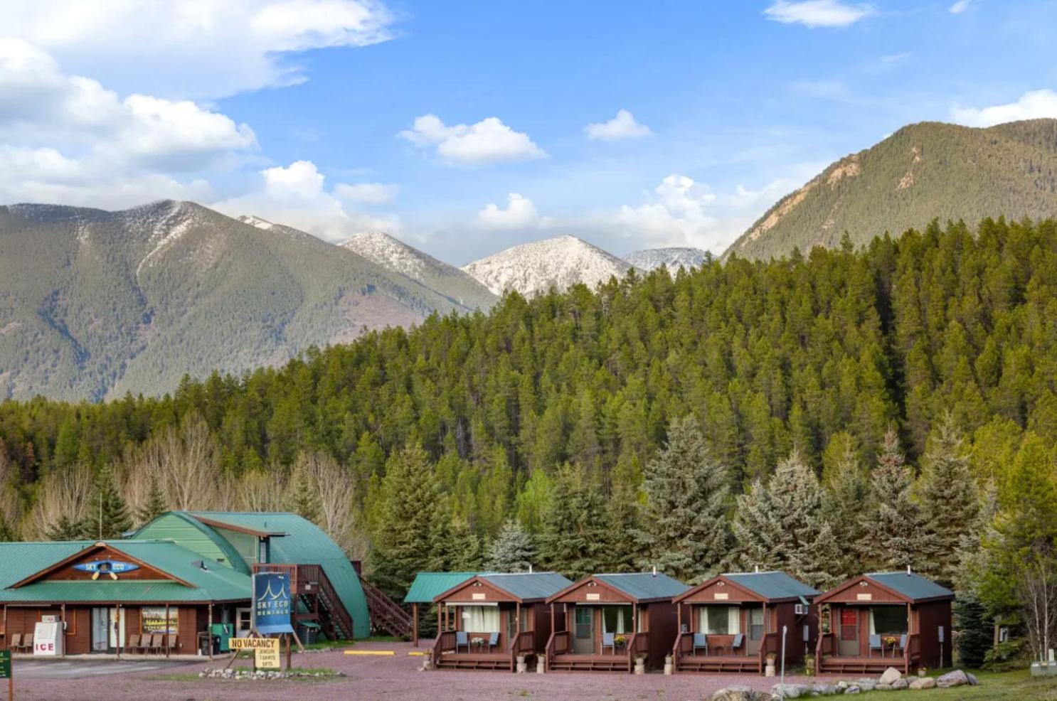 Sky Eco - Glacier General Store And Cabins Coram Kültér fotó